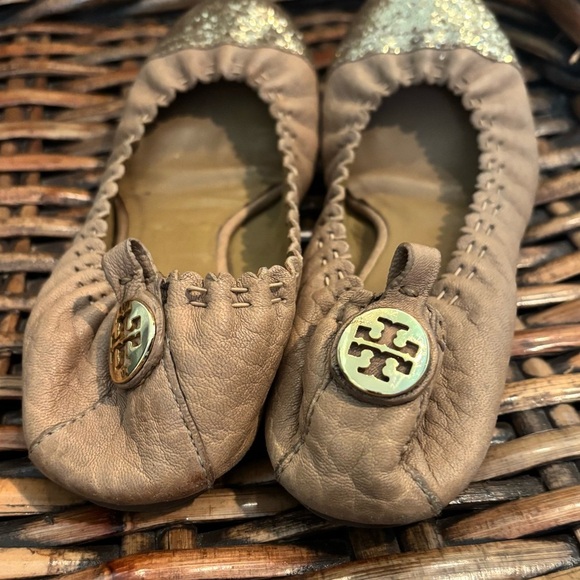 Tory Burch Beige Flats with Sparkling Gold Toe in size 6 - Picture 3 of 13